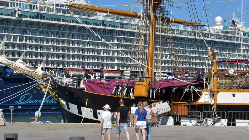 La Palinuro sulle rive e, dietro, una nave bianca (Foto Bruni)