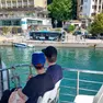 Passeggeri sulla Summer Breeze della flotta Delfino Verde di fronte a Grignano