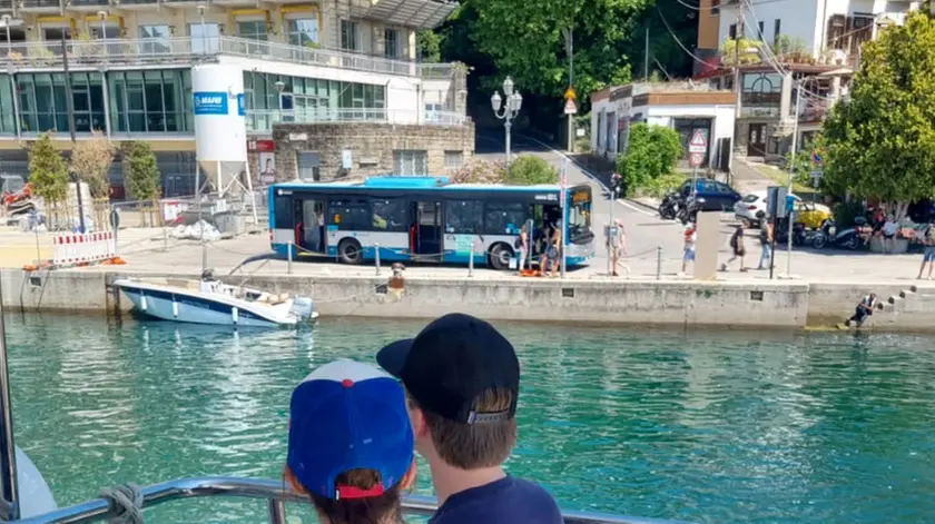 Passeggeri sulla Summer Breeze della flotta Delfino Verde di fronte a Grignano