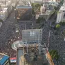 La folla radunatasi per la manifestazione di protesta organizzata sabato a Belgrado dagli studenti