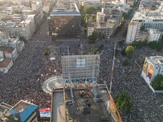 La folla radunatasi per la manifestazione di protesta organizzata sabato a Belgrado dagli studenti