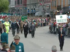 La sezione Ana di Trieste chiude il corteo dell’ultima Adunata nazionale ospitata in città: era il 2004
