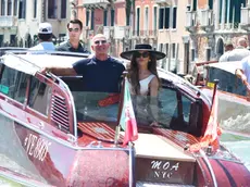 Jeff Bezos e Lauren Sanchez Bezos lasciano Venezia dopo le loro nozze