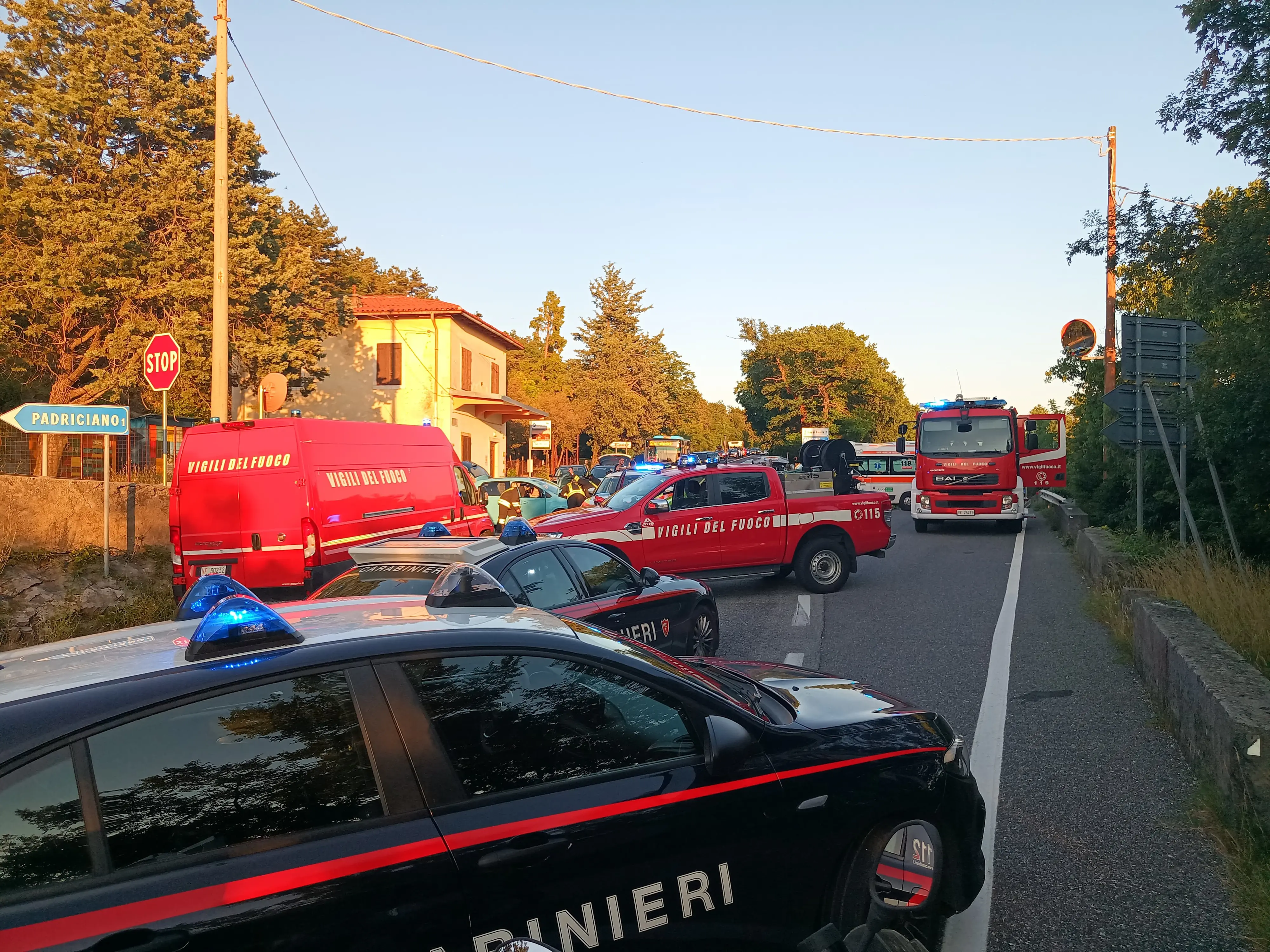 I soccorsi sul posto e la coda di auto