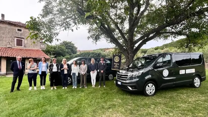 La recente presentazione dei furgoni donati dal Rotary Club e Fondazione Casali che saranno utilizzati per il servizio settimanale