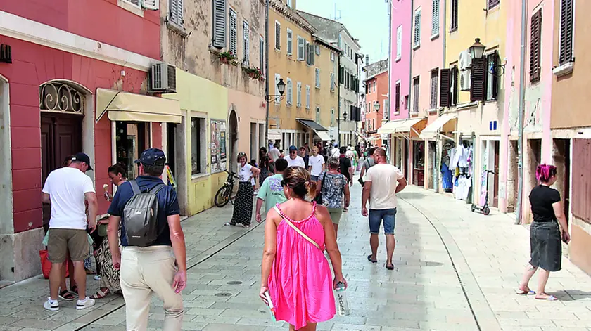 Turisti a Rovigno. Foto Lasorte