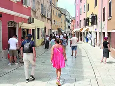 Turisti a Rovigno. Foto Lasorte