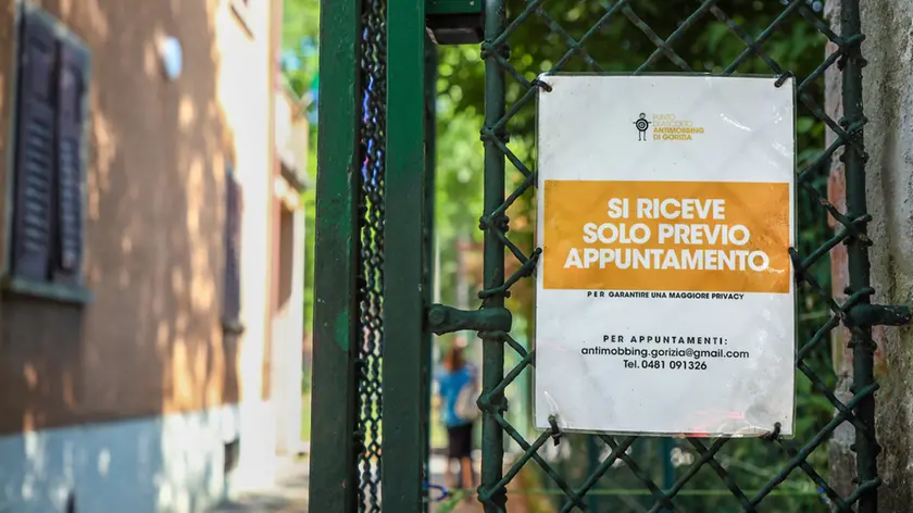 Lo sportello di Sos Abusi psicologici al civico 5 di via Barzellini (Tibaldi)