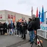 La manifestazione dei lavoratori all'esterno dei cancelli della Flex di Trieste Foto Massimo Silvano