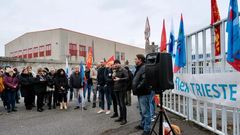 La manifestazione dei lavoratori all'esterno dei cancelli della Flex di Trieste Foto Massimo Silvano