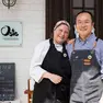 Elisabetta Ziani e Taku davanti al ristorante “Oste”