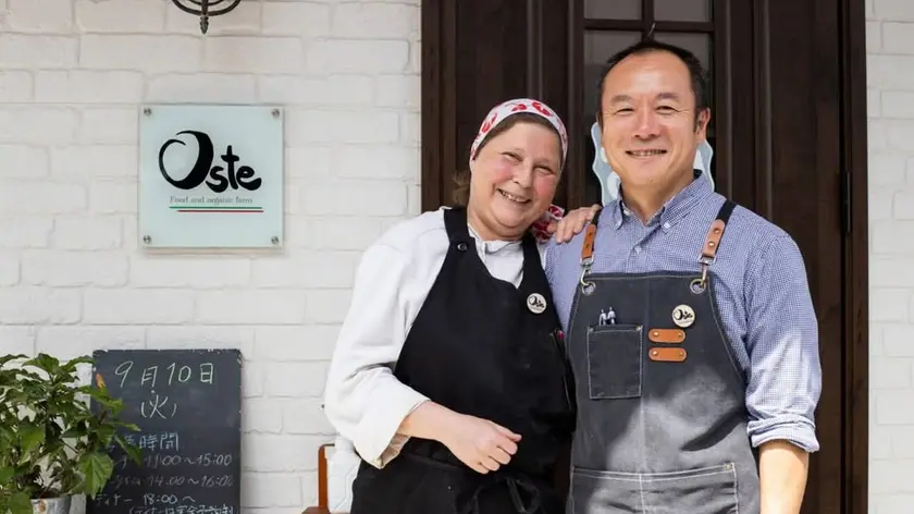 Elisabetta Ziani e Taku davanti al ristorante “Oste”