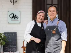 Elisabetta Ziani e Taku davanti al ristorante “Oste”