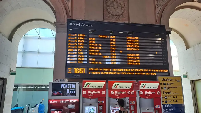 Il tabellone della stazione di Trieste in una foto di repertorio