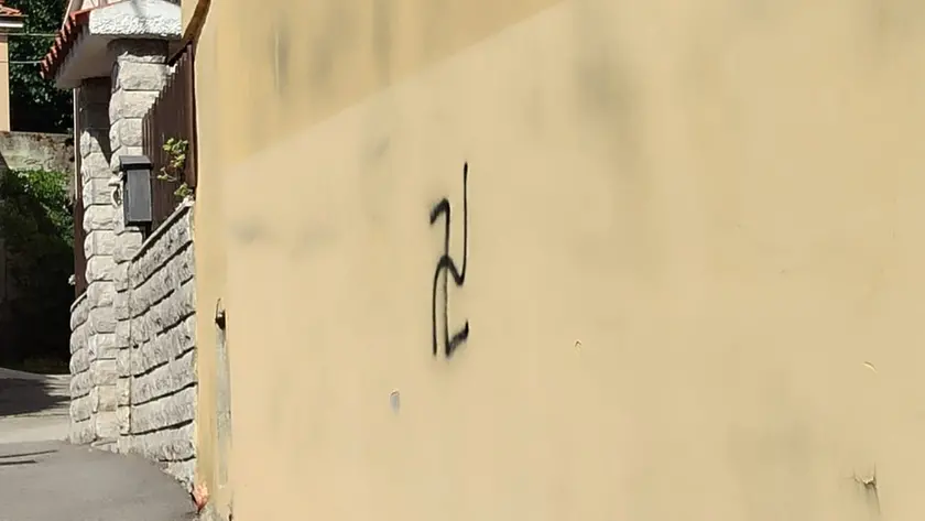 La svastica apparsa sul muro a San Giovanni