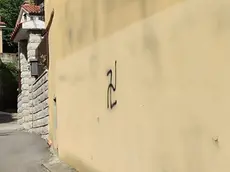 La svastica apparsa sul muro a San Giovanni