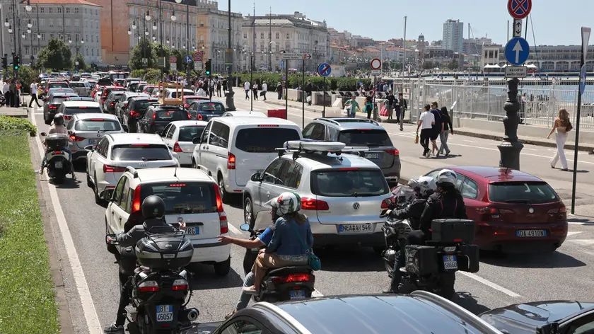 Code di auto lungo le Rive di Trieste