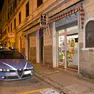 Una Volante in via Molino a Vento, teatro dell’aggressione. Foto Silvano