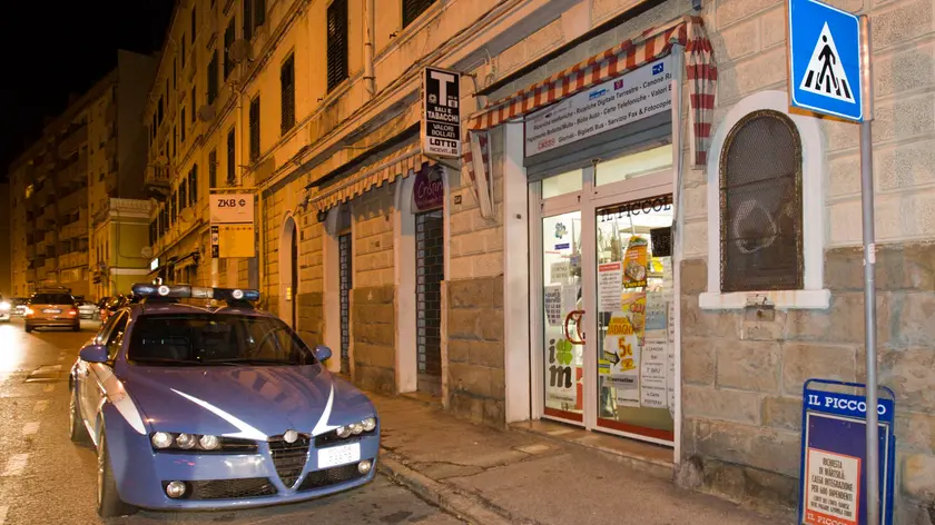 Una Volante in via Molino a Vento, teatro dell’aggressione. Foto Silvano
