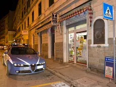 Una Volante in via Molino a Vento, teatro dell’aggressione. Foto Silvano
