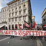 La contestazione della tifoseria sfila in Piazza della Borsa (foto Lasorte)