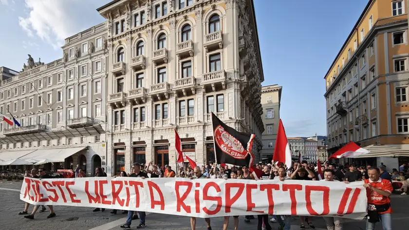 La contestazione della tifoseria sfila in Piazza della Borsa (foto Lasorte)