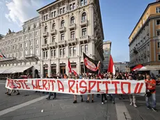 La contestazione della tifoseria sfila in Piazza della Borsa (foto Lasorte)
