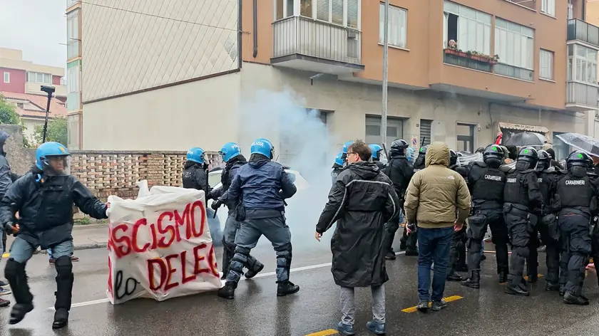 Un momento del corteo degli antagonisti il 25 aprile scorso culminato negli scontri foto Andrea Lasorte