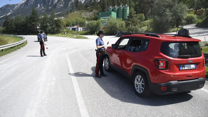 Controlli sulle strade per garantire una viabilità tranquilla nei percorsi alternativi all'Alemagna