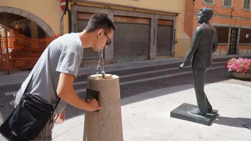 La fontanella di via Rastello presa di assalto Foto Marega