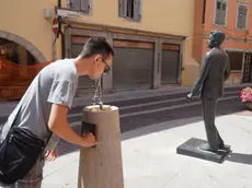 La fontanella di via Rastello presa di assalto Foto Marega