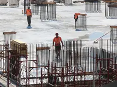 Nella foto di Andrea Lasorte operatori al lavoro sotto il sole