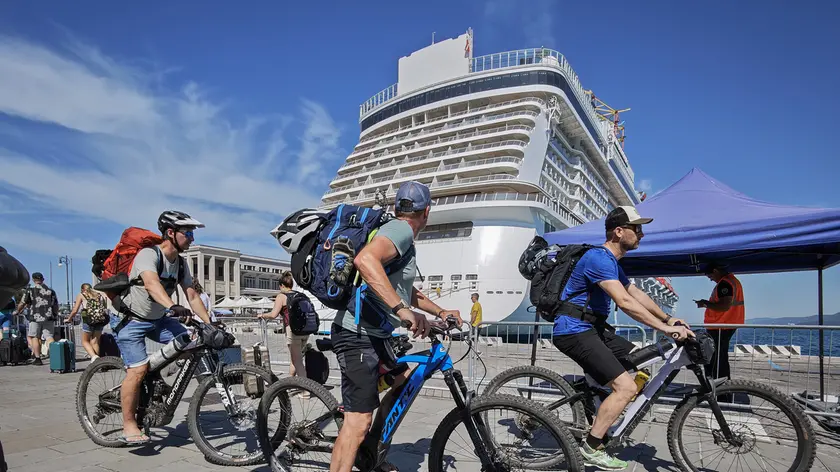 Ciclisti lungo le Rive (Foto Lasorte)