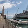 La prospettiva lungo porticciolo e canale con l’area della centrale sullo sfondo in una foto di Katia Bonaventura
