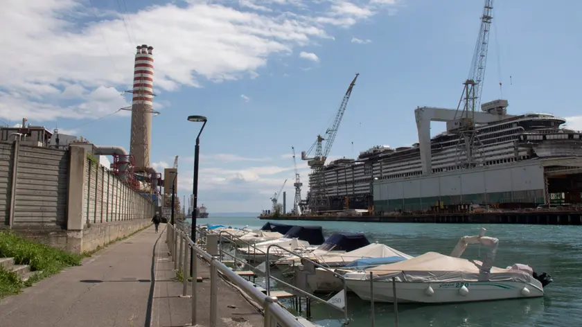 La prospettiva lungo porticciolo e canale con l’area della centrale sullo sfondo in una foto di Katia Bonaventura