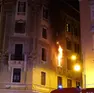 Le lingue di fuoco al secondo piano del palazzo