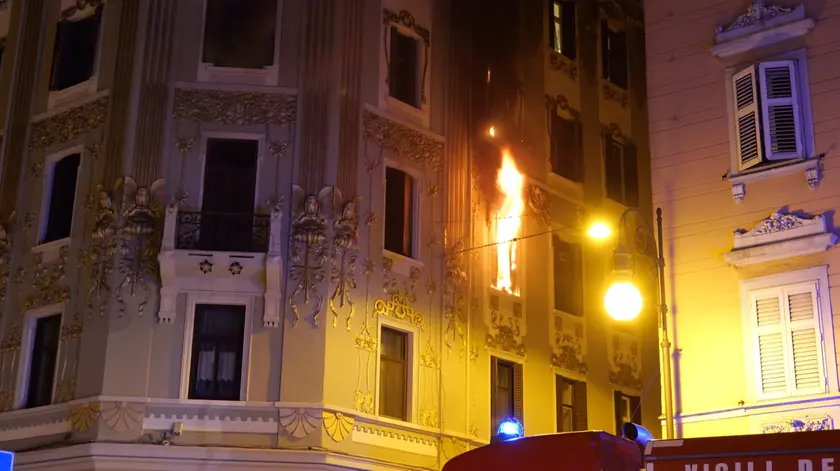 Le lingue di fuoco al secondo piano del palazzo