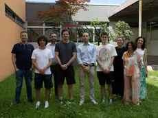 I “centini” con i professori all’esterno della scuola nella foto di Katia Bonaventura