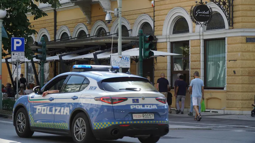 La telecamere installata di fronte al bar Garibaldi (foto marega)