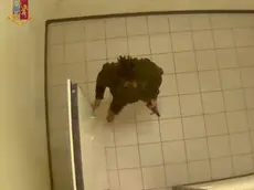 Un’immagine catturata allora dal sistema di videosorveglianza che vede Meran muoversi all’interno della Questura dopo aver ucciso i due agenti