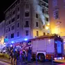 Soccorritori e residenti davanti alla palazzina andata a fuoco