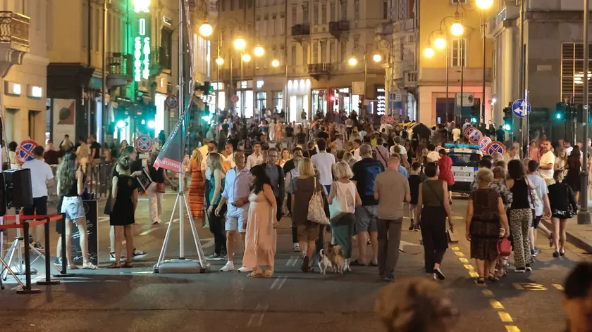 Centro affollato per la Notte dei Saldi a Trieste (Lasorte)