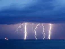 Un fulmine in una foto di archivio