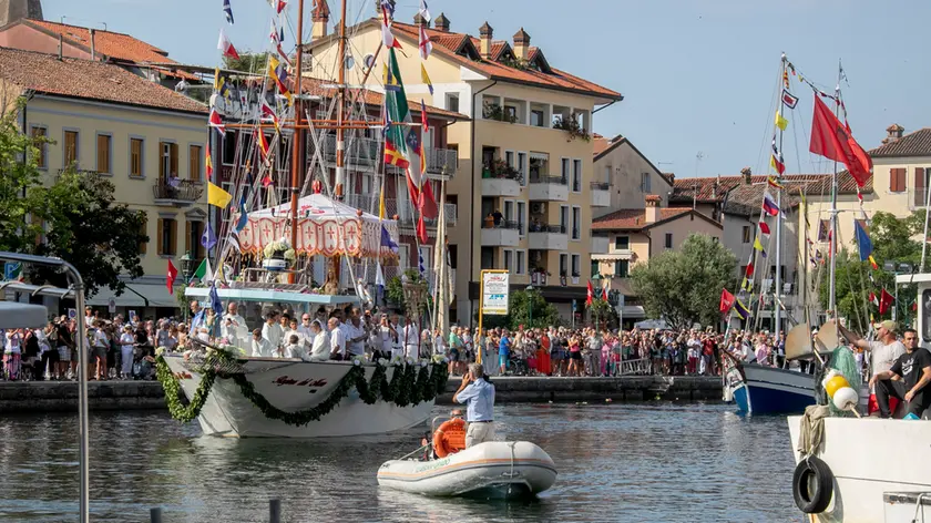 La partenza della “Regina del Mare” dal porto Foto servizio Bonaventura