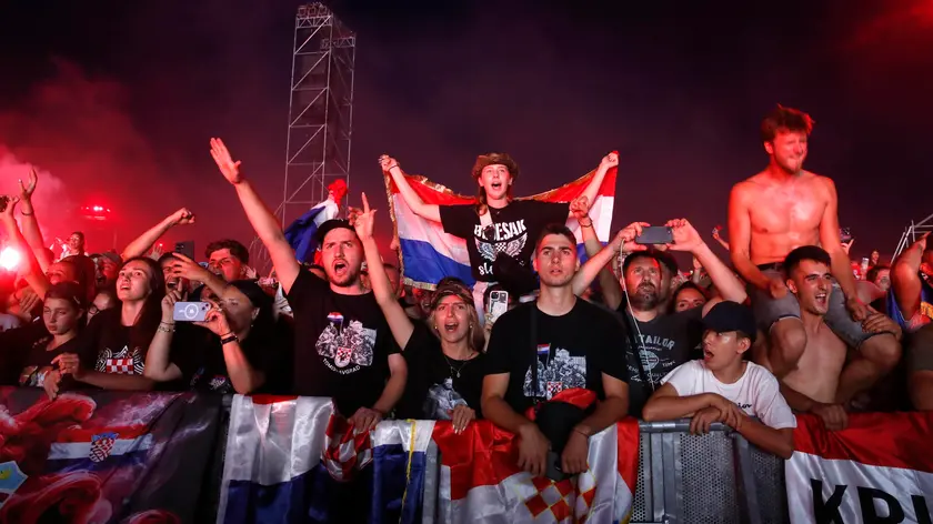 Alcuni dei fan accorsi al megaconcerto di Thompson a Zagabria