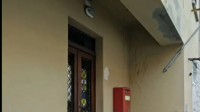L’ingresso dell’ufficio postale nell’abitato di Santa Croce