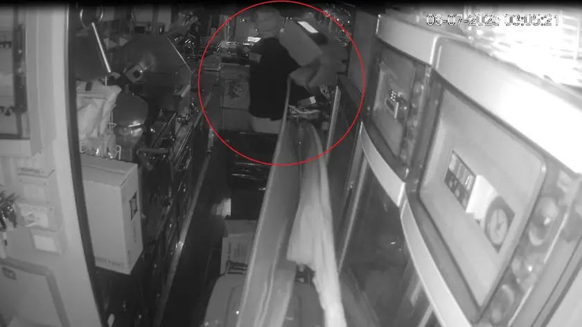 Il ladro con la cassa automatica immortalato dalla videosorveglianza
