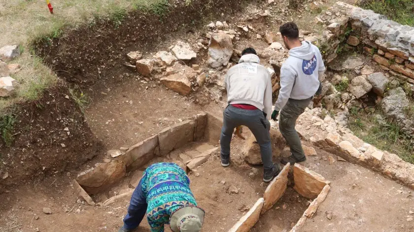 Nell’area archeologica al lavoro sui reperti del sito (foto da jutarnji.hr)