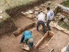 Nell’area archeologica al lavoro sui reperti del sito (foto da jutarnji.hr)