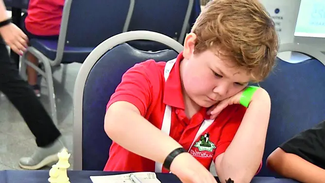 A sinistra, il piccolo Filip in azione ai Campionati italiani